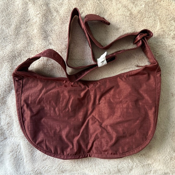 NWT BAGGU Lucky 8 Embroidered 8 Ball Medium Nylon Crescent Bag Wine Mahogany - Picture 12 of 16